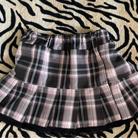 Women's Black and Pink Skirt - Picture 2 of 7